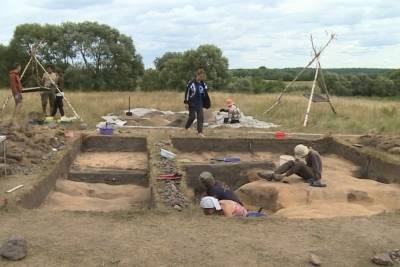 100 кусочков янтаря нашли археологи этим летом в смоленском Гнездове