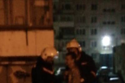 Неадекватный мужчина бегал по крыше поликлиники ночью в Новосибирске