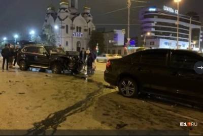 Audi, Volkswagen и BMW столкнулись в центре Екатеринбурга