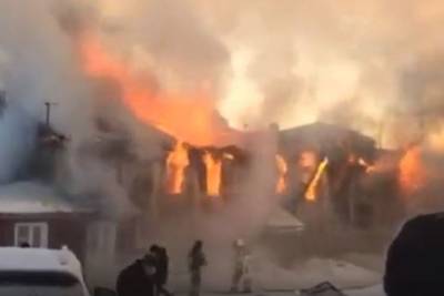 На Ямале при пожаре в многоквартирном деревянном доме погибли четыре человека