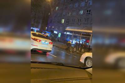 Автомобиль снес остановку на проспекте Стачек