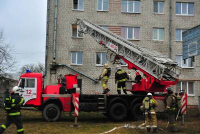 При пожаре квартиры в Унече эвакуировали 10 человек
