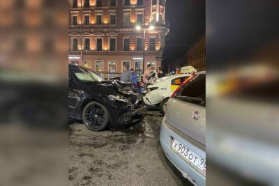 BMW спровоцировал массовую аварию на Невском