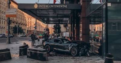 В центре Москвы спорткар Mercedes AMG протаранил легковушку и вылетел на тротуар