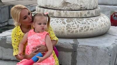Заболевшая Кудрявцева довела двухлетнюю дочь до слез из-за салфеток