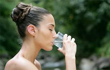 Ученые рассказали о пользе и вреде воды во время еды