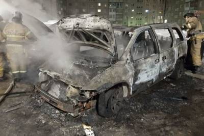 В Мурманске ночью сгорели два автомобиля