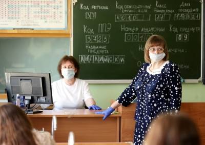 СМИ узнали о планах властей перевести учителей и чиновников на российские мессенджеры