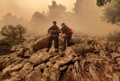Украинские спасатели помогли локализировать пожар в лесу Греции