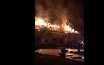 В Сланцах ночью горел бывший Дом детского творчества — видео