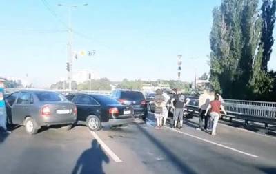 В Киеве произошло ДТП с участием пяти авто