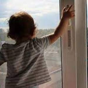 В Бердянске двухлетняя девочка выпала из окна на четвертом этаже