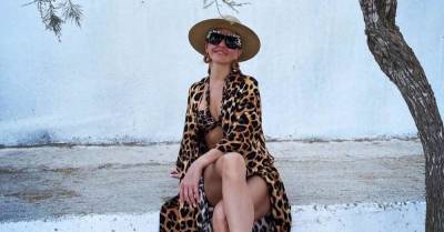 Леопардовый халат и шлепанцы со стразами: Навка показала дерзкий пляжный look