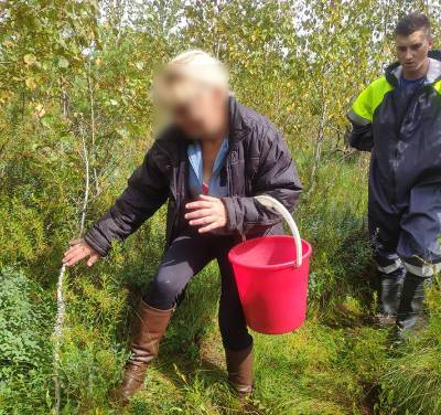 Сморгонские спасатели достали женщину из болота