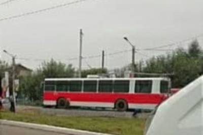 Окрашенный в красно-белый цвет троллейбус установили на месте «адского» арт-объекта в Чите