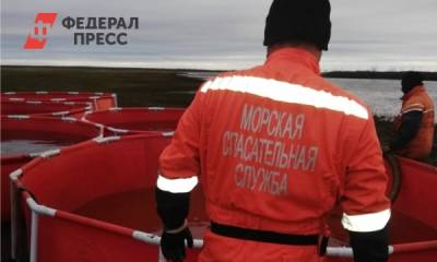 Разлив нефти в Черном море устраняют с помощью ведер