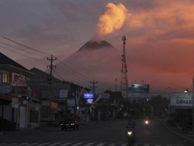 В Индонезии проснулся наиболее активный вулкан Мерапи: жителей призвали держаться от него как можно дальше