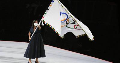 Президент МОК передал олимпийский флаг мэру Парижа