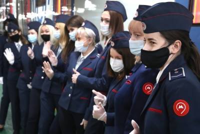 Работа машиниста метро привлекает стюардесс, женщин-полицейских и сотрудниц таможни
