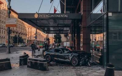 Mercedes AMG GT протаранил гостиницу в центре Москвы - zr.ru - Москва