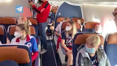 ОКР показал видео из самолета с российскими участниками Игр в Токио