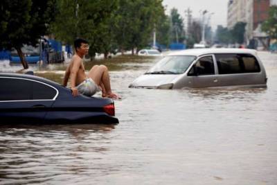 Китай накрыло мощное наводнение: людей эвакуируют тысячами (ВИДЕО)