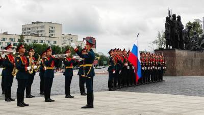 Чиновники почтили память защитников Ленинграда на площади Победы