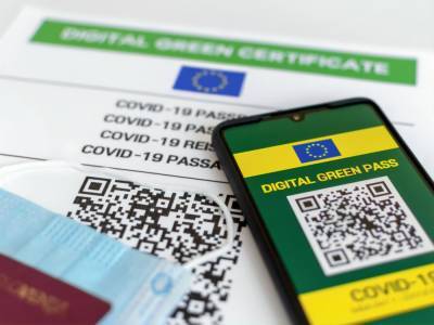 Во Франции для похода в кафе и поездок теперь нужен COVID-паспорт