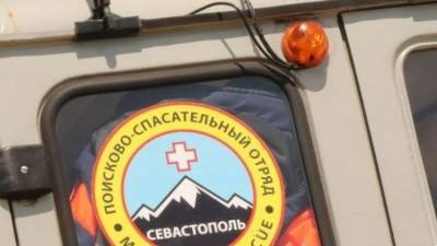 В Севастополе на скале застряли туристки: 10 часов на поиск и спасение