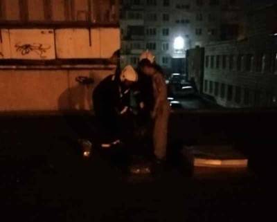 Новосибирские спасатели сняли с крыши поликлиники неадекватного мужчину