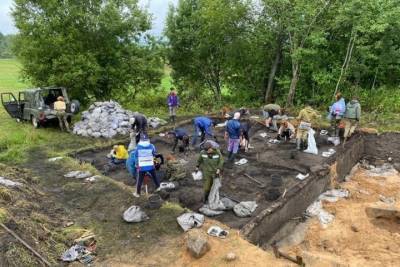 Впервые археологи исследуют влажный средневековый культурный слой в Усвятах