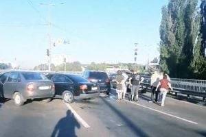 В Киеве произошла авария с участием пяти авто. ВИДЕО