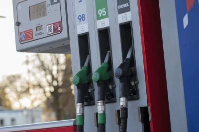 Автоэксперты объяснили россиянам, как экономить деньги на бензине