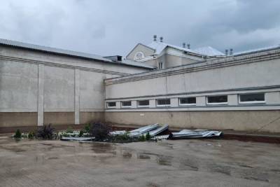В Белгородской области ураганный ветер снес крыши с жилых домов и больницы
