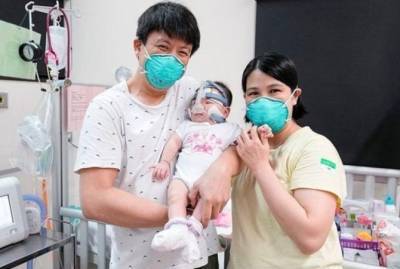 Весила как яблоко. В Сингапуре врачи больше года спасали самую маленькую новорожденную в мире