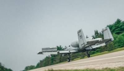 Американские боевые самолеты отработали посадку на шоссе в Латвии