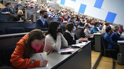 «С учётом эпидемиологической ситуации»: Минобрнауки рекомендует перевести непривитых студентов на удалённое обучение