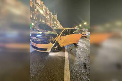 В массовом ДТП на Невском пострадали водитель BMW и пассажирка другого авто