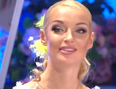 "Раньше шпагат, а теперь...": балерина Волочкова в мокром платье засветила "ушки кокер-спаниэля", "очень жалко на это смотреть"
