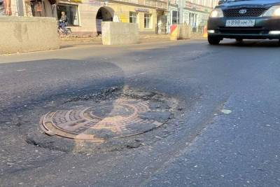 В Ярославле на отремонтированной улице просели колодцы