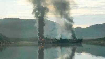 В порту Норвегии загорелось российское судно с 47 тоннами дизтоплива. На борту гремят взрывы