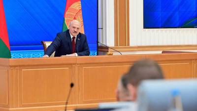 Лукашенко назвал трепом слова Зеленского о желании встретиться с Путиным