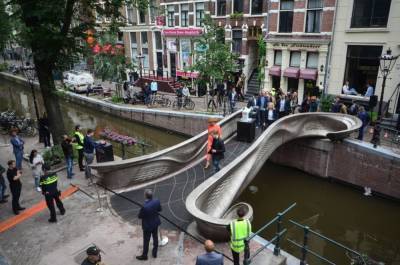 В Амстердаме открыли первый в мире стальной мост, напечатанный на 3D-принтере – Учительская газета