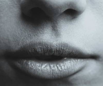 Китайские медики назвали болезни, которые можно определить по цвету губ