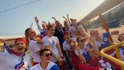 «Россия встречает своих победителей»: автобусы с олимпийцами едут по Москве
