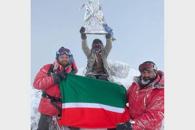 Муфтий Татарстана поднял флаг республики на вершину Эльбруса