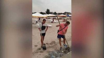 Медуз сбрасывают в море с мусором: в сети показали, как "очищают" пляж в Геническе