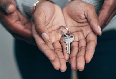 Ключи от новой квартиры в Сланцах получила первая семья из аварийного дома в Степановщине