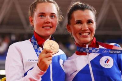 Бронзовую медалистку Марию Новолодскую встретили в Пулково под неутихающие овации
