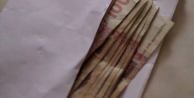 Банки и магазины будут "следить" за украинцами: за зарплату в конвертах придется отвечать перед налоговой
